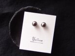 【K14gf】Round Pearl Earrings／Black・ブラックパール スタッドピアスの画像