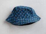 アフリカンシュエシュエファブリック　バケットハット　Shweshwe Black x Blue dotsの画像