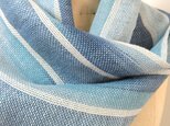手織り　ブルーの段染め糸による綿麻ストールの画像