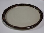朱色の実の茶色リム皿の画像