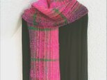 手織りウールマフラー(ピンク色に淡いグリーン)の画像