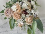 縦長さ40㎝以上 時がくれた贈り物 バラの花束:ニュアンスカラー 薄肌色 バラ 白 ユーカリ 実 花束