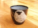 湯気から羊コップ小(黒・ぐるりバージョン)の画像