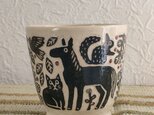 馬や羊や動物たちの彫り込みフリーカップの画像