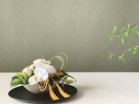 胡蝶蘭の高貴な和風アレンジメント　お正月　造花　アーティシャルフラワー　タッセル　お正月　和風　和モダンの画像