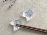 ガラスの箸置／水の花・青色の画像