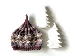 １点限定！　どんぐりニット帽子　野呂英作毛糸使用　happy holidayカシスグラデーションの画像