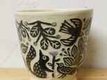 リスと鳥と花の彫り込みフリーカップの画像