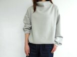 新色/ダブルエアーモックネックプルオーバー〈ペールブルー〉