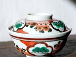 【アウトレット品】赤で素敵◆松と花。瀬戸焼　花文赤絵金彩蓋付丼　骨董品　器　antiques 大正時代の画像