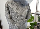 幾何学模様　編み込みセーターの画像