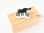 『猫と音楽シリーズ〜ピアノの上を駆ける猫のブローチ』