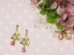ピンクオパールとお花のピアス（イヤリング）の画像
