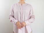 桜色リネンのシンプルドレスシャツ【長袖・比翼・ノーカラー丸首・貝ボタン・淡水パール】の画像