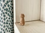木彫りの小さな小さな猫の画像