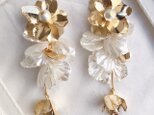 パールホワイト花びら✨ボリュームフラワーロングピアス