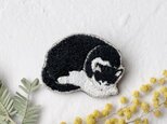 お昼寝猫の刺繍ブローチ(ハチワレ)【受注制作】