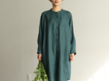 ほどよく品のある、大人に似合うロングシャツワンピース　リネン100％　濃い緑色　240324-3