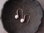 【White／Small】Baby Spoon Pearl Earrings／ベビースプーン パールピアス（gold）の画像