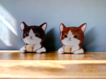 ミルクタイムの子猫のブローチ(2色)の画像