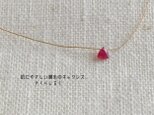 G149【7月の誕生石 ルビー】三角(さんかく) 金具は14kgfを使用 肌にやさしい絹糸のネックレス
