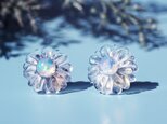水晶とオパールによる宝石のお花のサージカルステンレスピアス　～ヒナギクの画像