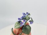 布花　ひっそりと可憐に咲くすみれのブローチ。の画像