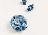 紫陽花の紙ブローチ　ブルー×シルバーの爽やかな軽いアクセサリー　母の日・誕生日プレゼントにも
