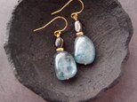 【K14gf】Big Kyanite × Sapphire Earrings／スカイブルーカイヤナイト（Tumble）の画像