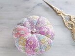 花絞りの羊毛ピンクッション(針山)★リバティ ミシェル柄 ミスティパープル