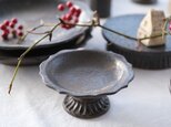 【再販】黒釉高台付輪花皿・小