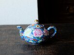 鮮やかな青にカラフルな草花尽くし◇中国産　色絵金彩小ぶり急須　煎茶茶器　青　チャイナレトロ　シノワズリ　#2の画像