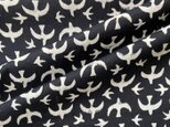 インド ブロックプリント生地 [50cm単位] 白い鳥Xaブラック地 ファブリック バード ことり 黒 鳩 ツバメ IF0046
