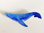 海色クジラのプラ板ブローチの画像