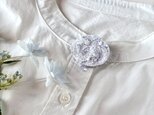 " prism / ﾌﾟﾘｽﾞﾑ "  white color オーバル型ワンポイントビーズあり 刺繍ブローチの画像