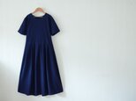 半袖のタックワンピース　コットンリネン　ネイビーブルー