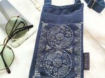 手刺繍のスマホショルダーの画像