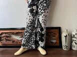 アフリカンバティック柄シンプルパンツ　シンプルだから柄が楽しい　植物柄白黒の画像