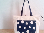 A4対応　ファスナー付き大きめトートバッグ　生成帆布×ネイビー水玉／ドット　　822