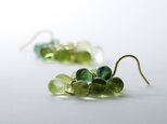 チェコ小粒ドロップのじゃらじゃらピアス みどりいろいろ