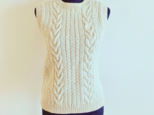 【再販】オフホワイトのラウンドネック 縄編みベスト
