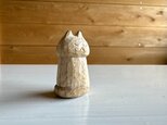 木彫りの小さな小さな猫　栗の画像