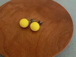 陶のピアス（まんまる/yellow）の画像