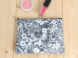 【在庫処分SALE20%OFF】リバティ　花柄の16cmファスナーフラットポーチ　パトリックゴードン　ブラック系　　863