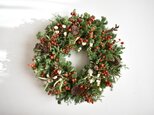 赤い実のクリスマスリースの画像