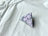 冬桜　グレー/ピンク　ちいさな三角刺繍ブローチ