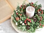 赤いサンキライのクリスマスリースの画像