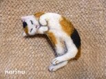 ■羊毛フェルト お昼寝三毛猫ちゃんブローチ■の画像