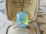 ヴィンテージ　淡いGreen／ミルキーWhite-Opal（18×13㎜）クラシカルネックレスの画像