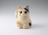 右手をあげた招き猫の置物